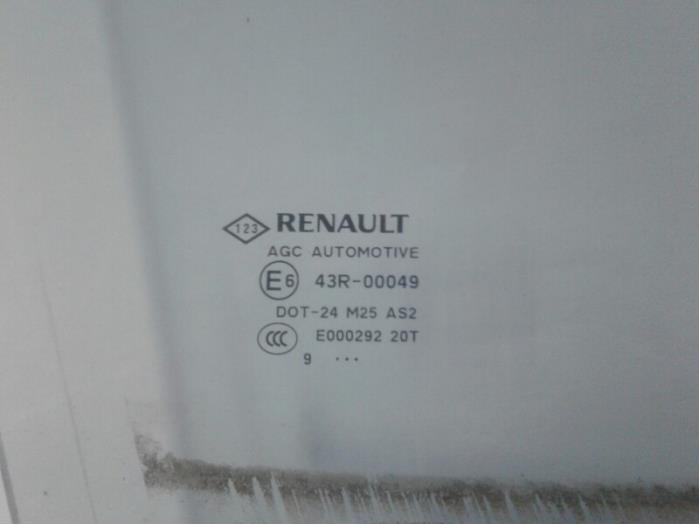 Vitre avant droite d'un Renault Megane Scenic 2011