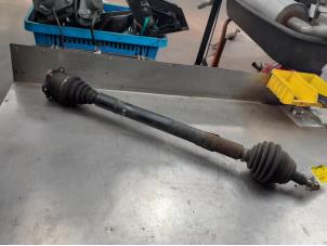 Used Front drive shaft, right Skoda Octavia Combi (1U5) 2.0 Price on request offered by Akkie Stomphorst Autodemontage