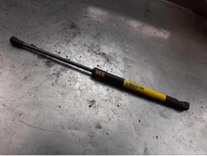 Used Bonnet gas strut, left Volkswagen Caddy III (2KA,2KH,2CA,2CH) 2.0 SDI Price on request offered by Akkie Stomphorst Autodemontage