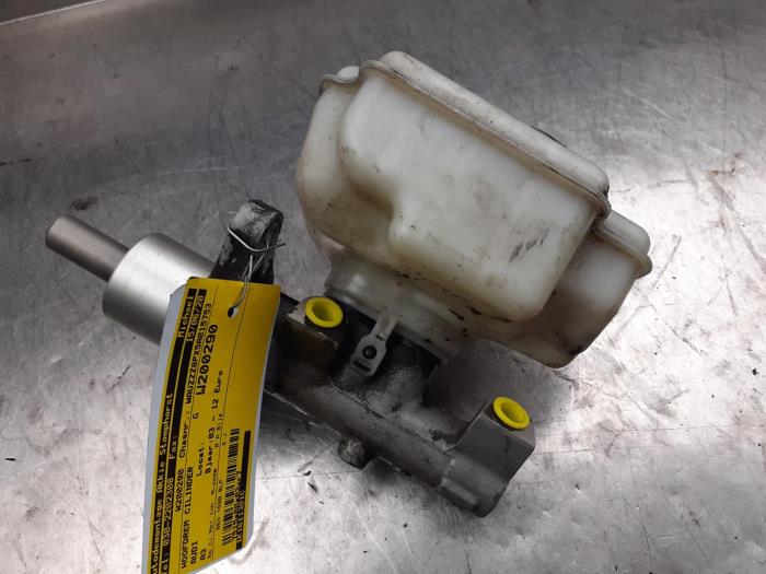 Master cylinder from a Audi A3 (8P1) 1.6 16V FSI 2004