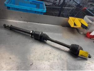 Used Front drive shaft, right Renault Clio III (BR/CR) 1.4 16V Price on request offered by Akkie Stomphorst Autodemontage