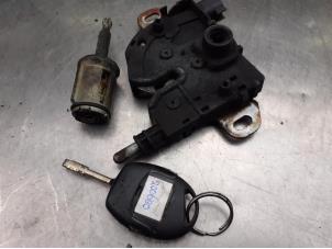 Usados Mecanismo de cerradura de capó Ford Focus 1 1.6 16V Precio de solicitud ofrecido por Akkie Stomphorst Autodemontage