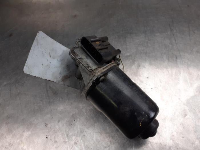 Front wiper motor from a Opel Corsa C (F08/68) 1.2 16V 2003