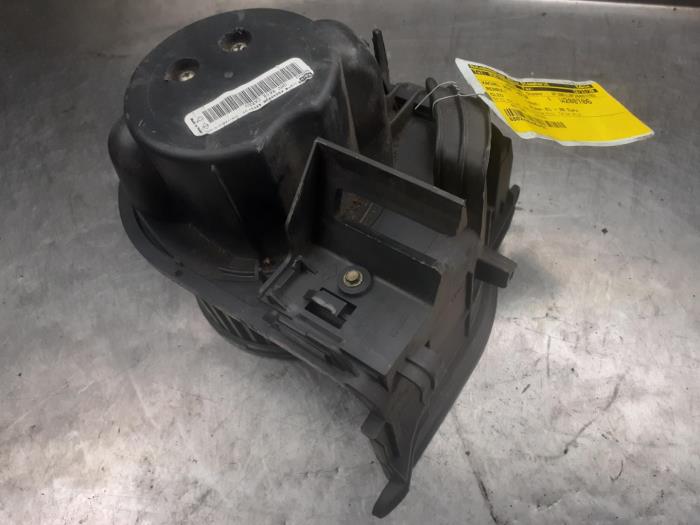 Heating and ventilation fan motor from a Renault Clio II (BB/CB) 1.4 16V 2002