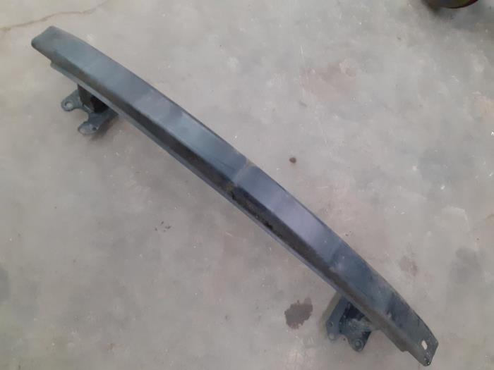 Front bumper frame from a Volkswagen Polo IV (9N1/2/3) 1.4 16V 2002