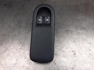 Used Electric window switch Renault Clio III (BR/CR) 1.5 dCi 85 Price on request offered by Akkie Stomphorst Autodemontage