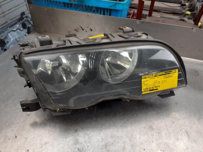 Headlight, right from a BMW 3 serie Touring (E46/3) 318i 2001