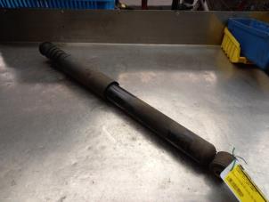 Used Rear shock absorber, right Renault Clio III (BR/CR) 1.5 dCi 70 Price € 20,00 Margin scheme offered by Akkie Stomphorst Autodemontage
