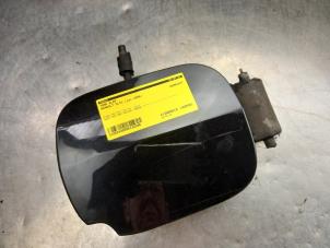 Used Tank cap cover Renault Clio III (BR/CR) 1.5 dCi 70 Price € 10,00 Margin scheme offered by Akkie Stomphorst Autodemontage