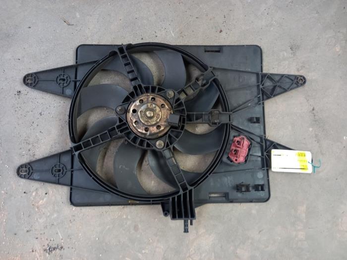 Cooling fans from a Fiat Doblo (223A/119) 1.6 16V 2003