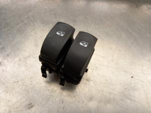 Używane Przelacznik elektrycznej szyby Renault Twingo II (CN) 1.2 16V Cena € 10,00 Procedura marży oferowane przez Akkie Stomphorst Autodemontage