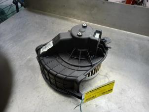 Usados Motor de ventilador de calefactor Renault Kangoo/Grand Kangoo (KW) 1.6 16V Precio € 25,00 Norma de margen ofrecido por Akkie Stomphorst Autodemontage