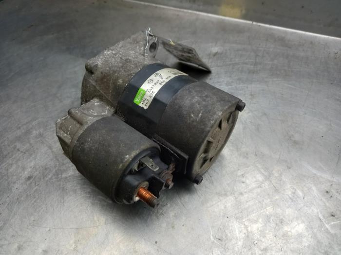 Starter from a Renault Clio II (BB/CB) 1.2 16V 2003