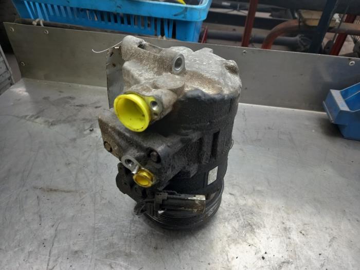 Air conditioning pump from a Renault Espace (JK) 3.0 dCi V6 24V 2006