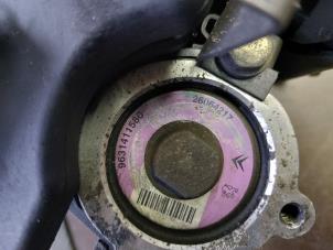 Used Power steering pump Peugeot 206 (2A/C/H/J/S) 1.4 HDi Price € 35,00 Margin scheme offered by Akkie Stomphorst Autodemontage