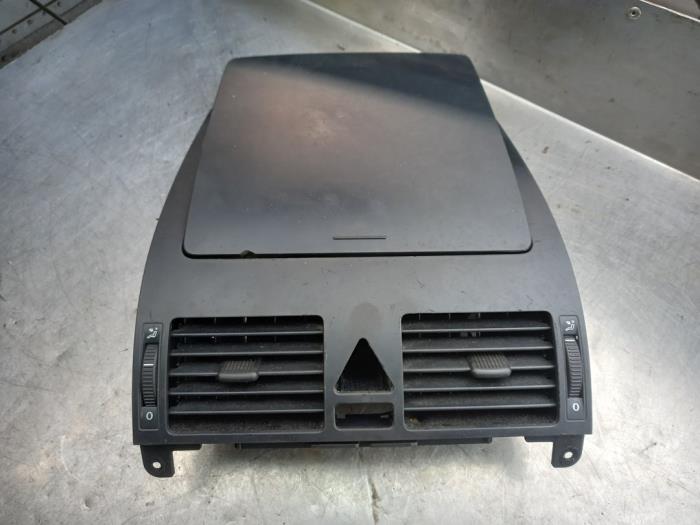 Rejilla de aire de salpicadero de un Volkswagen Touran (1T1/T2) 1.6 FSI 16V 2004