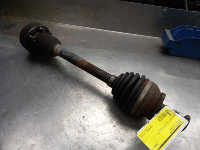 Front drive shaft, left from a Volkswagen Polo IV (9N1/2/3) 1.4 TDI 70 2006