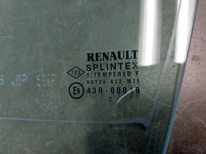 Zusätzliches Fenster 4-türig links vorne van een Renault Scénic I (JA) 1.6 16V 2002