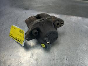 Used Front brake calliper, left Renault Clio II (BB/CB) 1.2 16V Price € 25,00 Margin scheme offered by Akkie Stomphorst Autodemontage