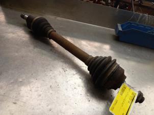 Used Front drive shaft, left Peugeot 207 SW (WE/WU) 1.6 HDi 16V Price € 40,00 Margin scheme offered by Akkie Stomphorst Autodemontage