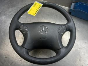 Używane Kierownica Mercedes C Combi (S203) 2.2 C-200 CDI 16V Cena € 40,00 Procedura marży oferowane przez Akkie Stomphorst Autodemontage