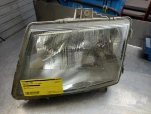 Used Headlight, left Mercedes Vito (638.1/2) 2.2 CDI 108 16V Price € 25,00 Margin scheme offered by Akkie Stomphorst Autodemontage