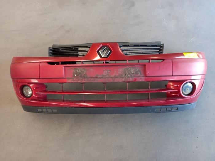 Front bumper from a Renault Clio II (BB/CB) 1.2 16V 2006