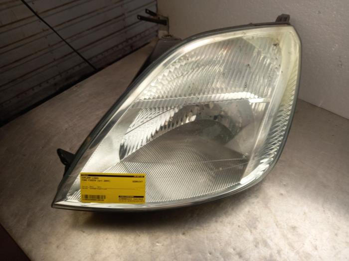 Headlight, left from a Ford Fiesta 5 (JD/JH) 1.25 16V 2004
