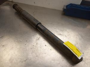 Used Rear shock absorber, right Renault Clio III (BR/CR) 1.2 16V 75 Price € 15,00 Margin scheme offered by Akkie Stomphorst Autodemontage