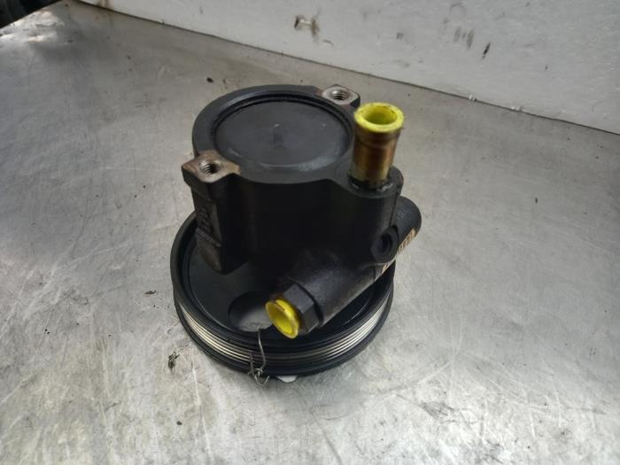 Power steering pump from a Renault Scénic I (JA) 1.6 16V 2002