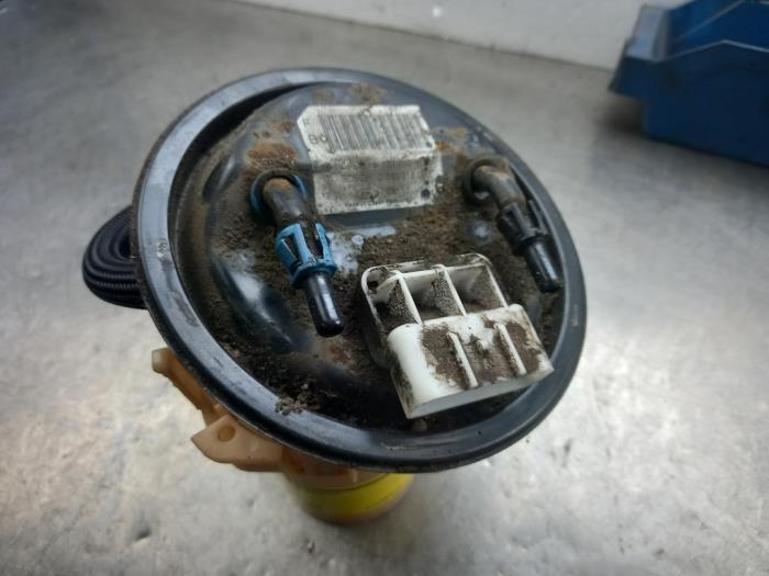 Electric fuel pump from a Opel Astra G (F08/48) 1.8 16V 2000