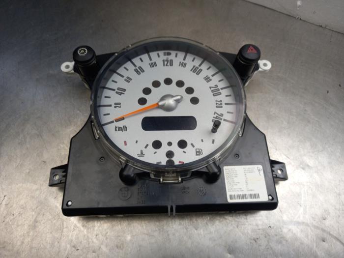 Instrument panel from a MINI Mini One/Cooper (R50) 1.6 16V One 2002