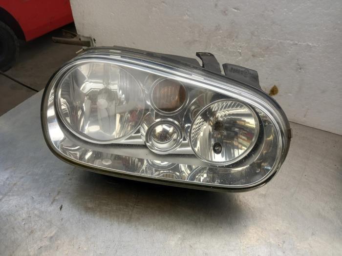 Headlight, right from a Volkswagen Golf IV (1J1) 1.6 1998