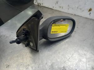 Used Wing mirror, right Renault Clio II (BB/CB) 1.2 16V Price € 30,25 Inclusive VAT offered by Akkie Stomphorst Autodemontage