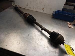 Used Front drive shaft, right Renault Clio III (BR/CR) 1.4 16V Price € 40,00 Margin scheme offered by Akkie Stomphorst Autodemontage