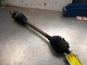 Used Front drive shaft, left Peugeot 207/207+ (WA/WC/WM) 1.6 16V Price € 40,00 Margin scheme offered by Akkie Stomphorst Autodemontage