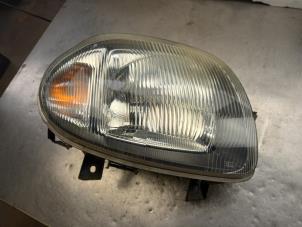 Used Headlight, right Renault Clio II (BB/CB) 1.4 Price € 25,00 Margin scheme offered by Akkie Stomphorst Autodemontage
