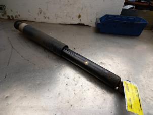 Used Rear shock absorber, right Renault Clio IV (5R) 1.5 Energy dCi 90 FAP Price € 25,00 Margin scheme offered by Akkie Stomphorst Autodemontage