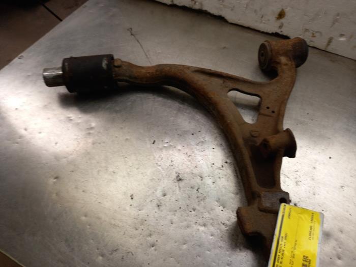 Front lower wishbone, right from a Mercedes-Benz ML I (163) 270 2.7 CDI 20V 2002