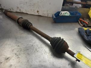 Used Front drive shaft, right Ford Focus 1 1.6 16V Price € 35,00 Margin scheme offered by Akkie Stomphorst Autodemontage