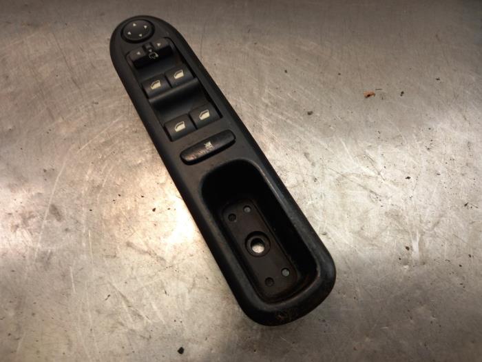 Electric window switch from a Peugeot 407 SW (6E) 2.0 16V 2006