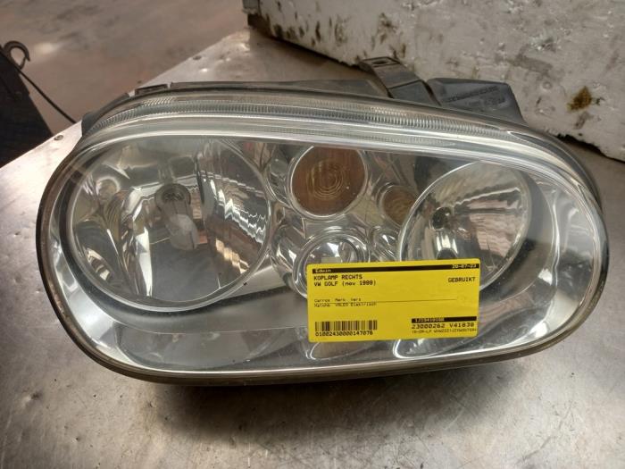 Headlight, right from a Volkswagen Golf IV (1J1) 1.6 1999