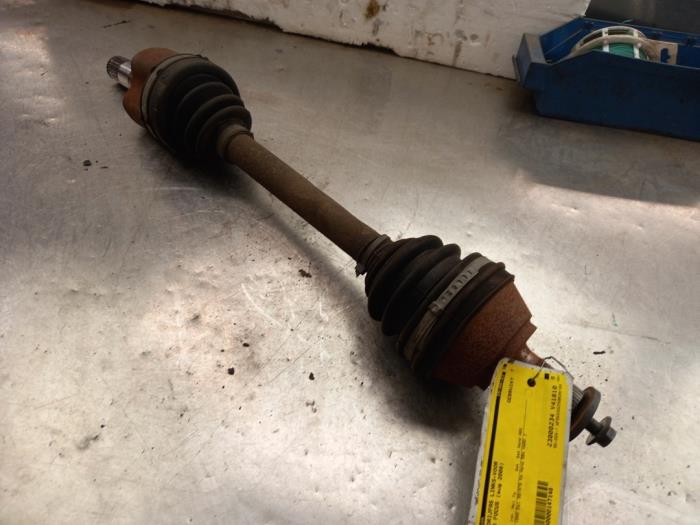 Front drive shaft, left from a Ford Focus 2 Wagon 1.6 TDCi 16V 100 2008