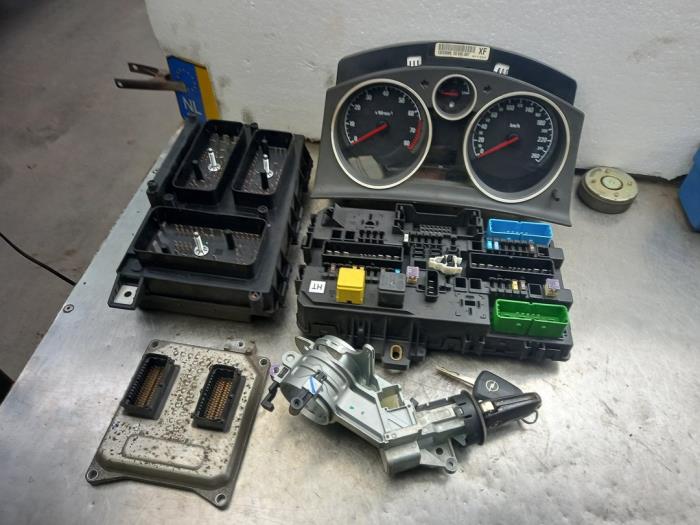 Ignition lock + computer Opel Astra H 1.6 16V - 55559394 Z16XER