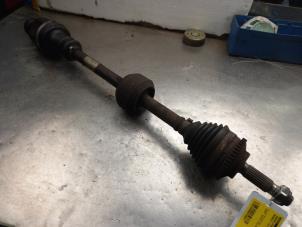 Used Front drive shaft, right Renault Clio II (BB/CB) 1.2 16V Price € 35,00 Margin scheme offered by Akkie Stomphorst Autodemontage