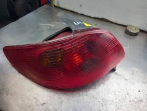 Used Taillight, left Peugeot 206 (2A/C/H/J/S) 1.4 XR,XS,XT,Gentry Price € 20,00 Margin scheme offered by Akkie Stomphorst Autodemontage