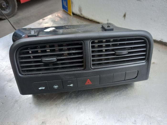 Dashboard vent from a Fiat Grande Punto (199) 1.4 2008
