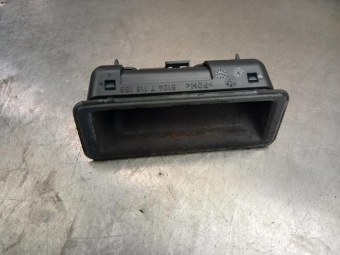 Tailgate handle from a BMW 3 serie (E90) 318i 16V 2006