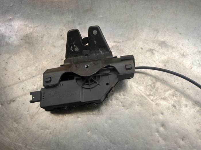 Tailgate lock mechanism from a BMW 3 serie (E90) 318i 16V 2006
