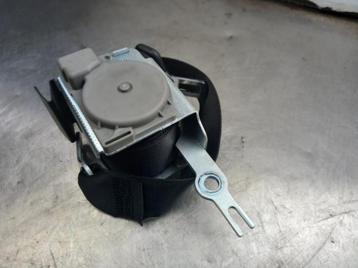 Rear seatbelt, right from a BMW 3 serie (E90) 318i 16V 2006